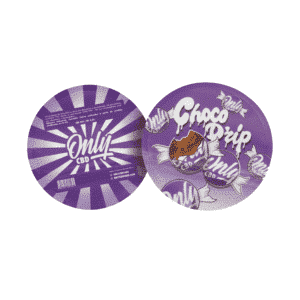 Etiquetas redondas que muestran la marca 'Only CBD' y 'Choco Drip CBD' en tonos morados vibrantes. Productos infusionados con CBD de primera calidad resaltados con elementos de diseño dinámicos. Opción perfecta para entusiastas del CBD que buscan calidad y sabor.