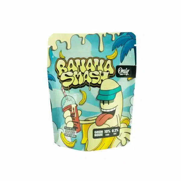 Imagen de un empaque de producto titulado "Banana Smash", con gráficos llamativos y estilo de caricatura. El diseño muestra una banana antropomórfica con ojos y boca, sosteniendo un vaso con bebida y pajita. Colores vivos como amarillo, azul y toques de verde adornan el fondo. Texto adicional indica una proporción de "GREEN 10% 0.2% CBD THC", así como un logotipo de "Only CBD". También se observa una etiqueta de "Parental Advisory Culture". El empaque parece enfocado en productos de CBD y sugiere una temática tropical y lúdica.