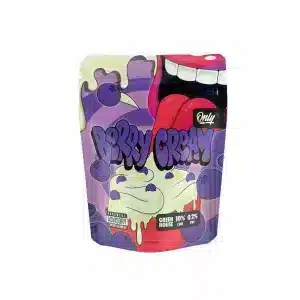Imagen de un producto denominado "Berry Cream" con diseño gráfico colorido y estilizado, en tonos morados y detalles de bayas. Presenta una ilustración caricaturesca de una boca con lengua y dientes blancos, insinuando sabor y frescura. Incluye el logotipo "Only CBD", y menciona "CBD10% 0.2% THC". Con una etiqueta que lee "Parental Advisory Explicit Flavors". El empaque sugiere un producto de CBD, quizás un comestible o una esencia, con un enfoque en el mercado español, utilizando palabras clave como "CBD en España", "productos de CBD", "sabores de CBD", "bienestar" y "alternativas naturales".